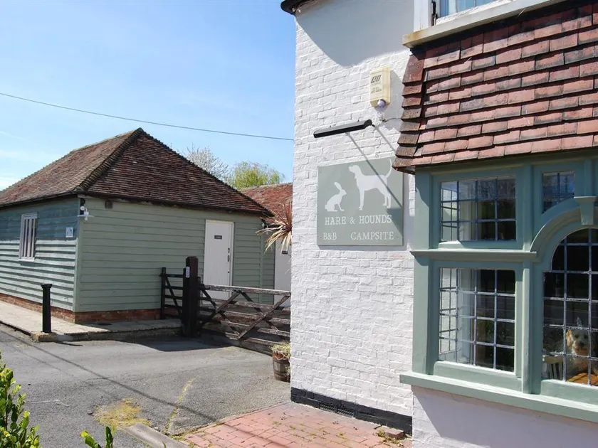 Hare & Hounds Bed & Breakfast - Image 1