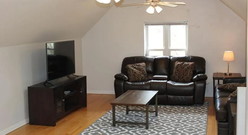 Lincoln Park Living - 3 Queen Beds - Sleeps 6 - Image 1