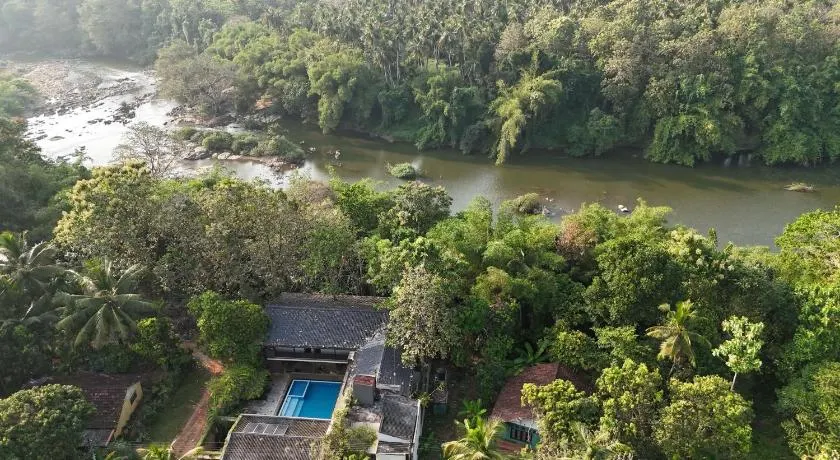 Roshara Nalla - Image 1