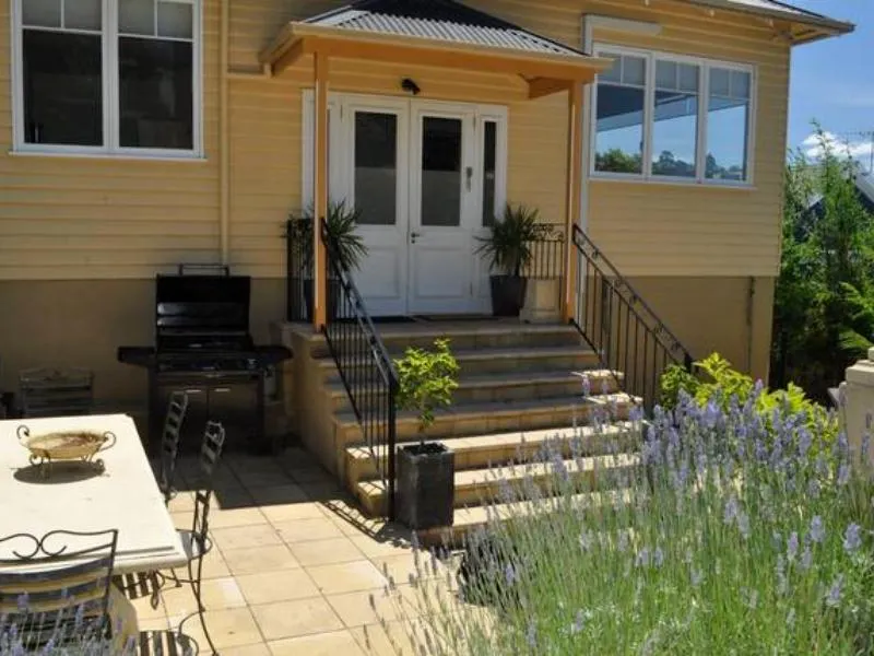 Belton Apartments-Hedge Cottage - Image 1