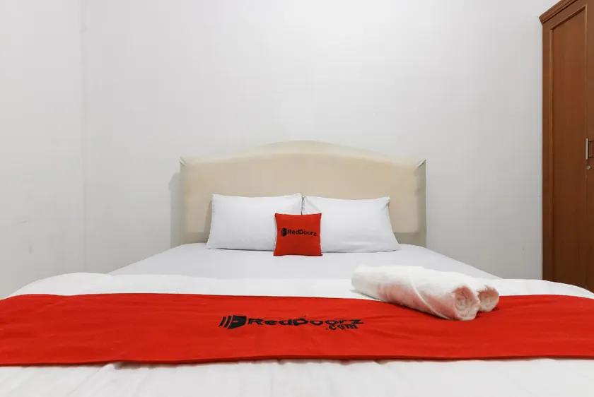 RedDoorz near Trans Studio Mall Cibubur - Image 1