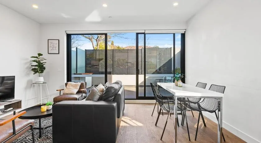 Domi Rentals - The Balaclava Apartment - Image 1