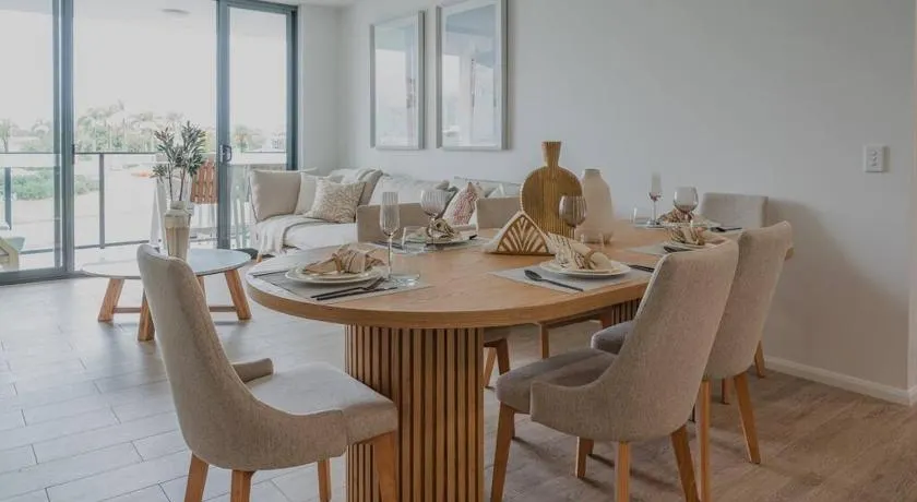 Lux Lakeside Apt - Gold Coast - Image 1