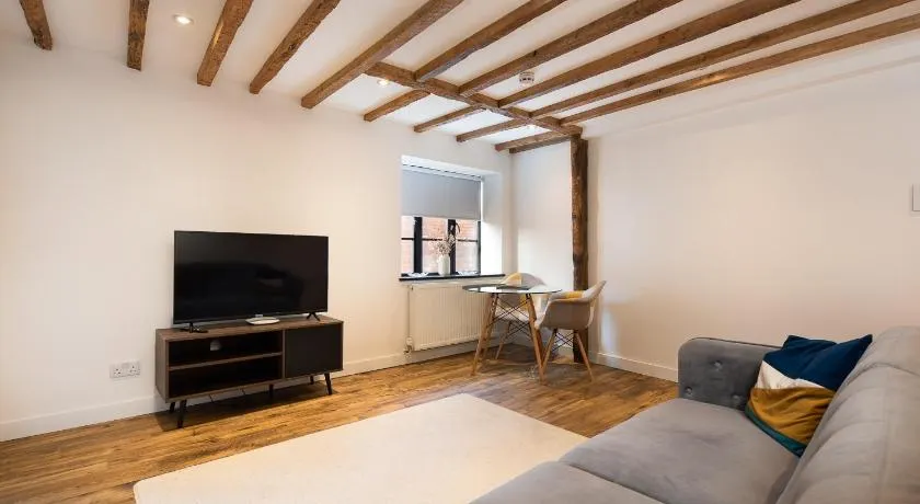 Spacious 1 Bedroom Flats by Banbury High Street - Image 1