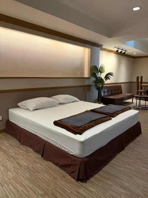 Alameda Suites Hotel - Image 1