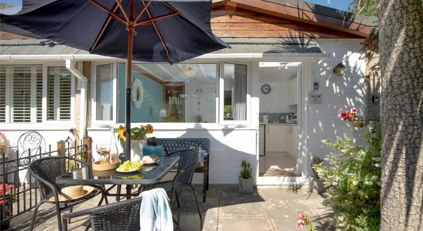 Lucy Lou, charming holiday bungalow in Devon - Image 1