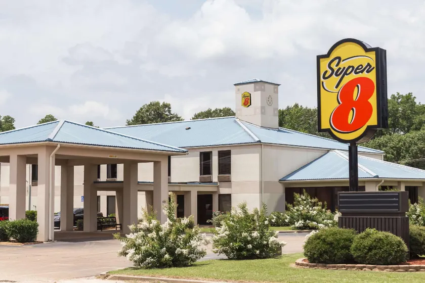 Super 8 by Wyndham Indianola - Image 1