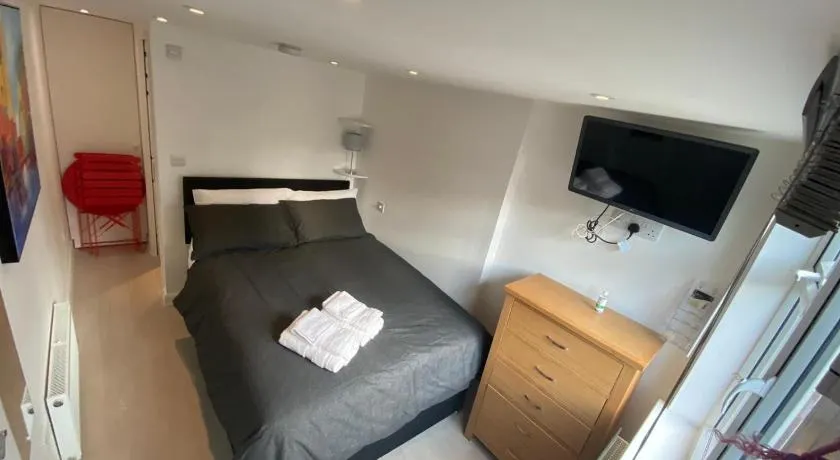 Comfortable cosy double ensuite room 'Karibu' - Image 1