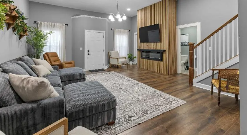 Spacious Downtown Retreat Near the Childrens Museum - Image 1