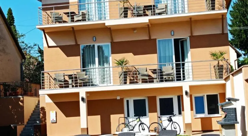 Karos Bianco Apartmanház - Image 1