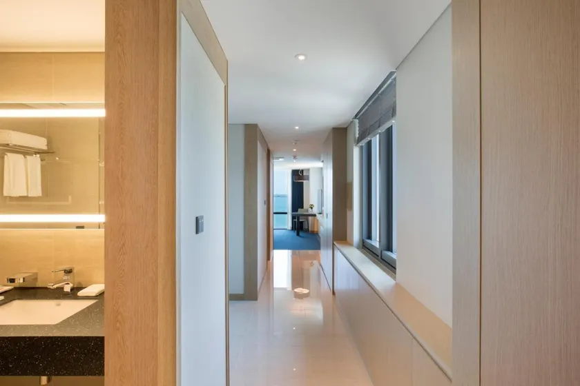 Hotel Central Bay - Image 1