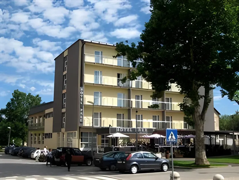 Hotel Park Exclusive - Image 1