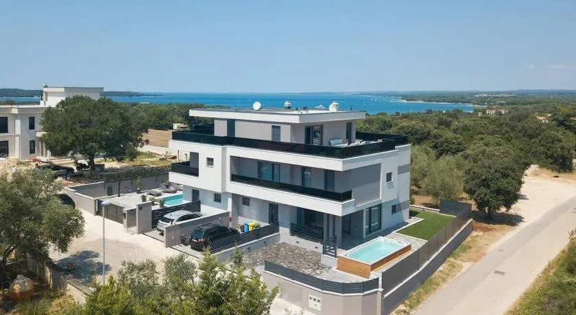 Villa in Pula with swimming pool - Image 1