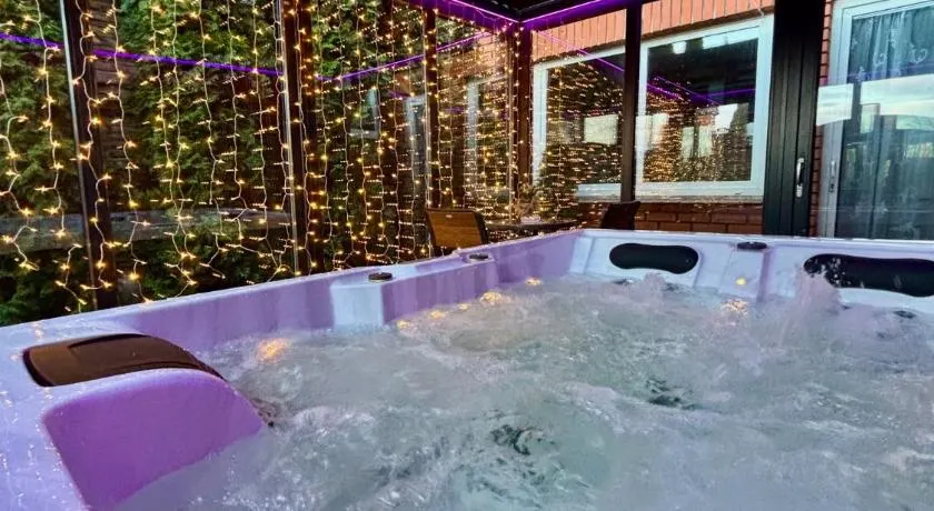 Apartament "Love Island" Jacuzzi SPA z dużą wanną z hydromasażem dla Dwojga - Image 1