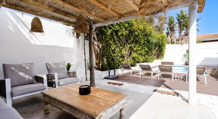 Villa Madrugada, beachside villa in Costabella - Image 1