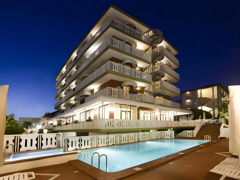Hotel Savoy - Image 1