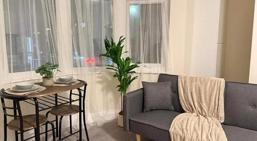 Stylish New Flat - 2 mins walk to Elizabeth Line - Image 1