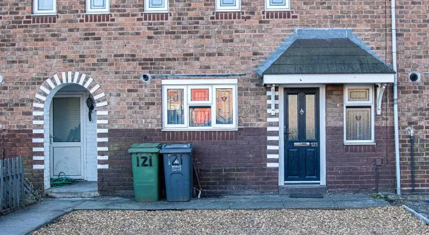 2ndHomeStays-Walsall- A Charming 3-Bed Home with Landscape View - Suitable for Contractors and Families -Large Parking for 3 Vans - Sleeps 7- 7 mins to J10 M6 and 21 mins to Birmingham - Image 1