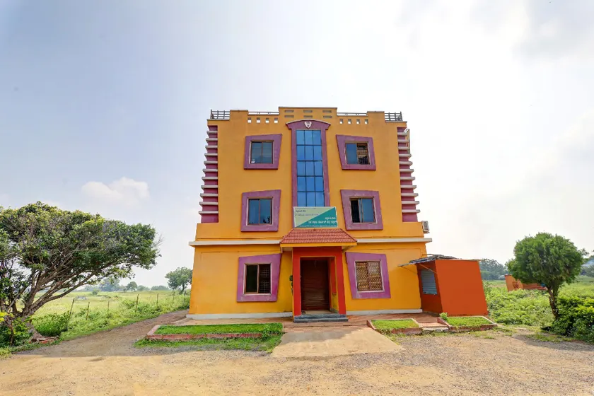SPOT ON 62679 Hotel Saptagiri Boarding And Lodging - Image 1