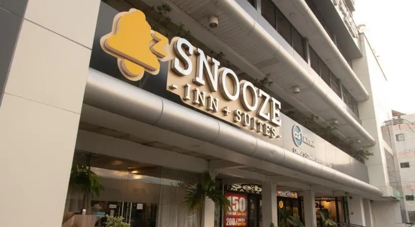 Snooze Inn & Suites - Image 1