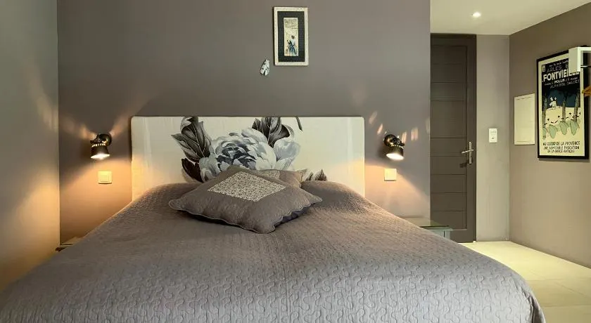 L' Oustau Blanc Guesthouse - Image 1