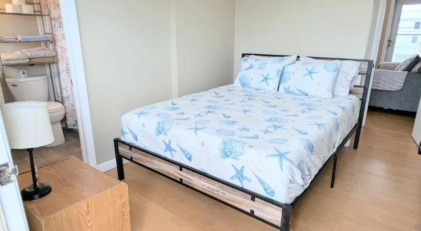 7 Mile beach is across the street Sleeps 3 Pets - Image 1