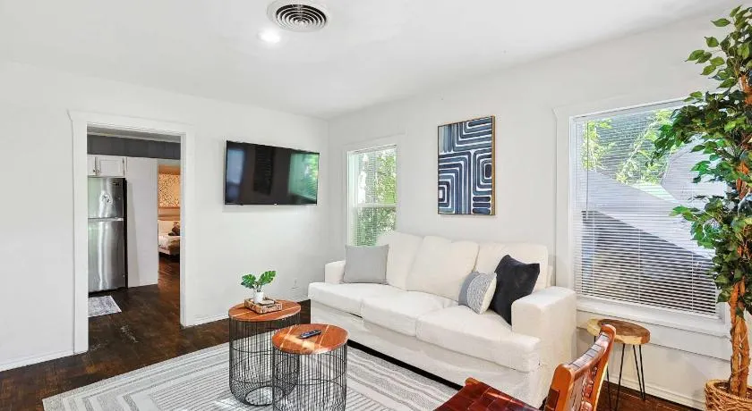 Comfy and Modern Holiday Lofts in FW - Image 1