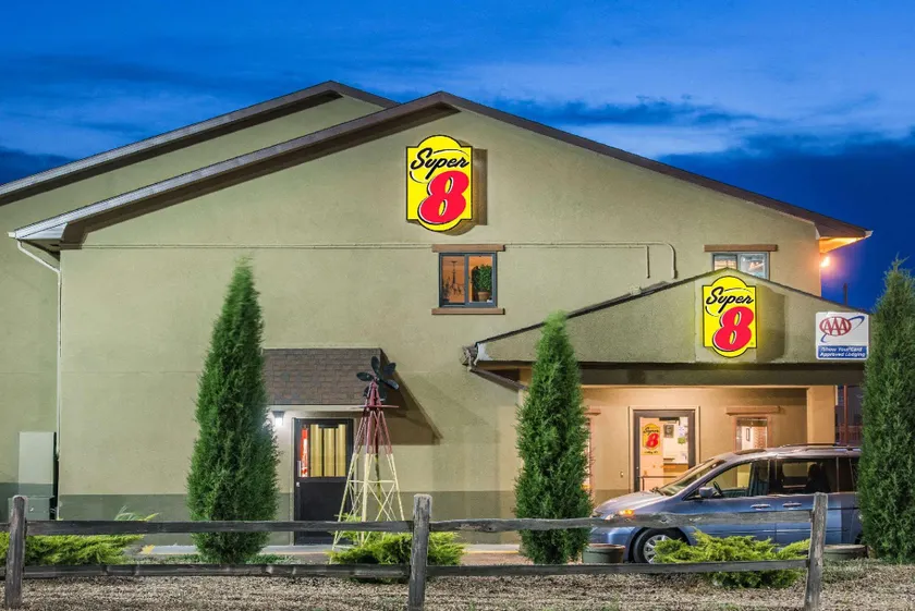 Super 8 by Wyndham Colby - Image 1