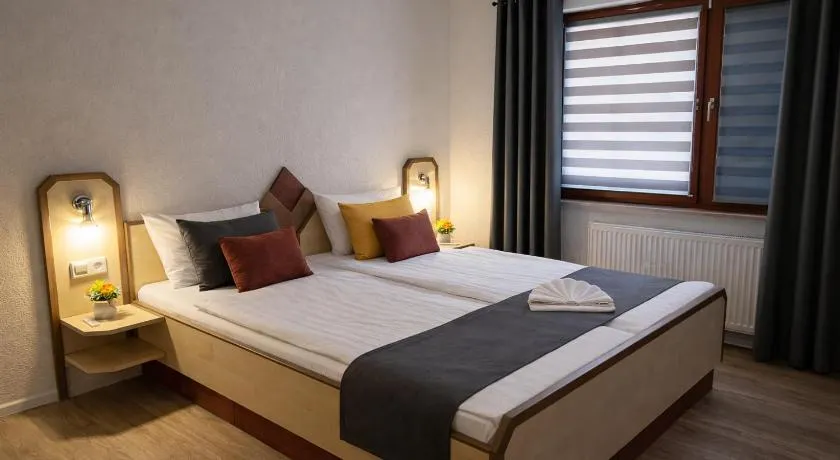 Private Zimmer mit eigenem Bad Fernseher und Schreibtisch - Image 1