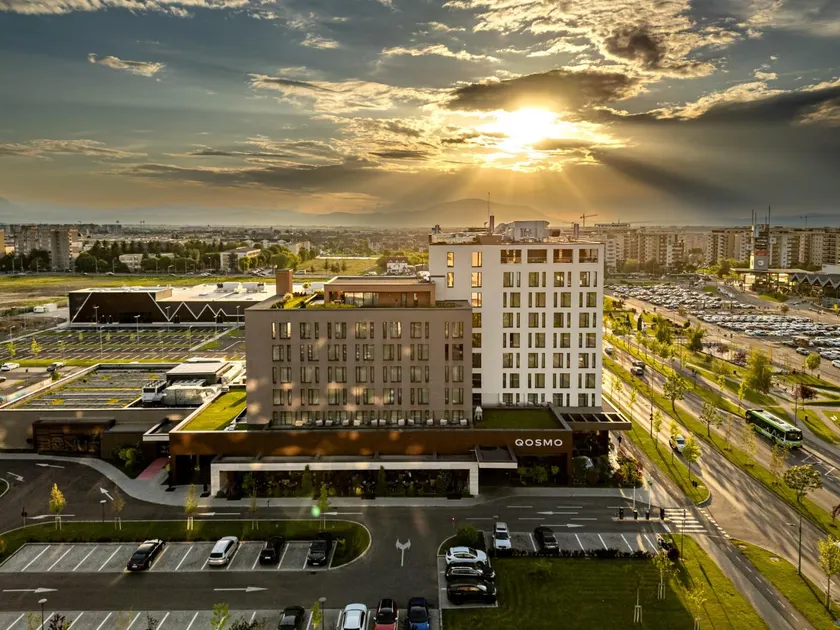 Qosmo Brasov Hotel - Image 1