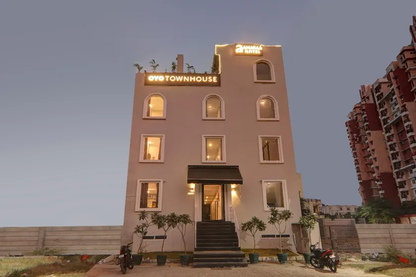 Super Townhouse Amaraa Hotel Near Phoenix Palassio - Image 1