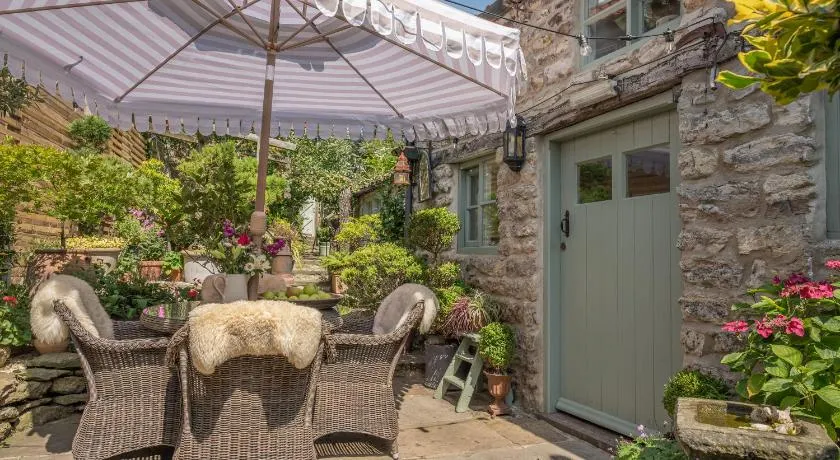 Helmsley Garden Cottage & Railway Carriage - Image 1