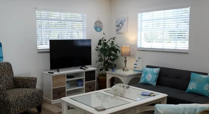 Beach Style lake view home with boat parking & minutes to the best beaches! - Image 1