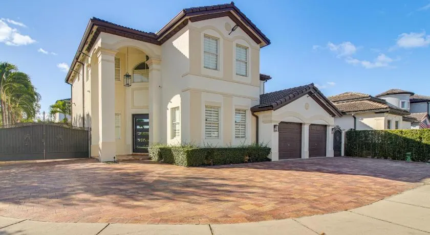 Great for Gatherings! Sleek & Relaxing Hialeah Gem - Image 1