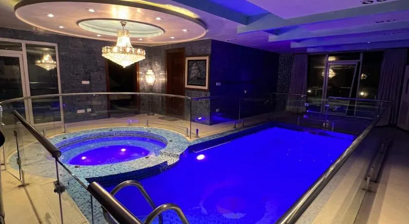 Avenue-3 Luxury & Comfort - Image 1