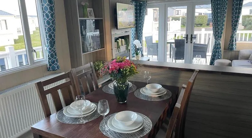 Luxury Romantic 2 Bedroom Caravan Trecco Bay - Image 1