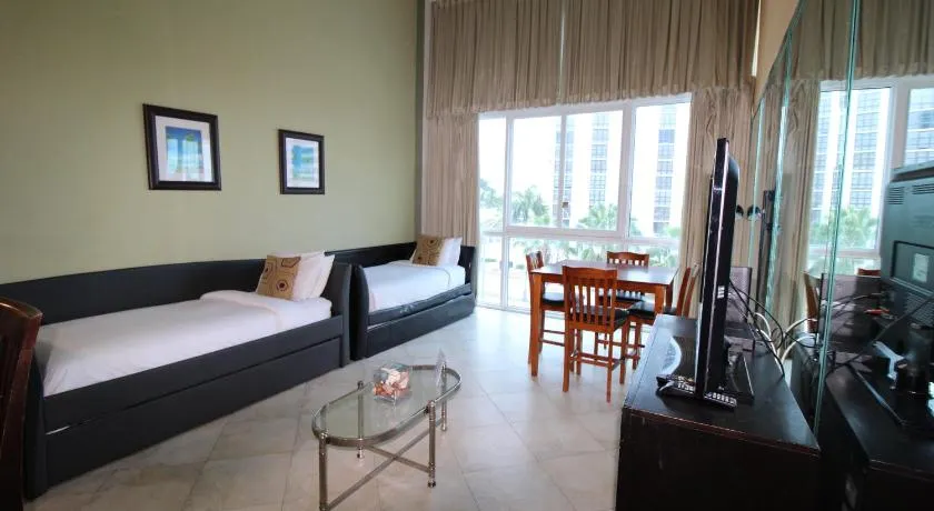 Castle B17 Contemporary Condo with Pool, Beach Access and Free Parking - Image 1