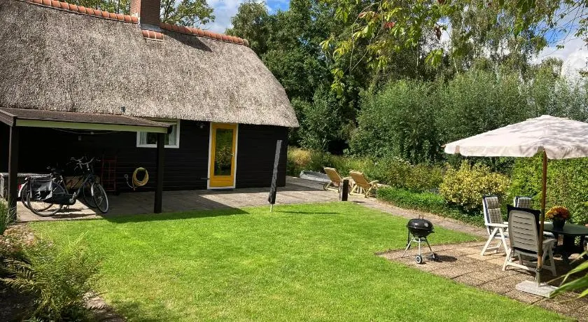 Oasis holiday home in Giethoorn next to canal, boat extra - Image 1