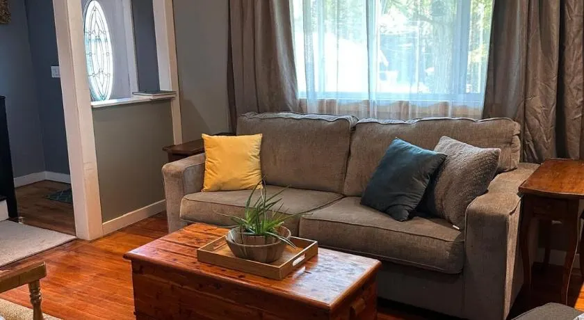 New Leeds listing Near Graces diner and Hudson! - Image 1