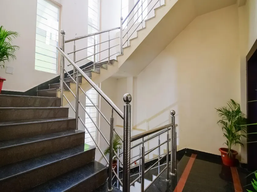 Hotel O Luxury Inn - Image 1