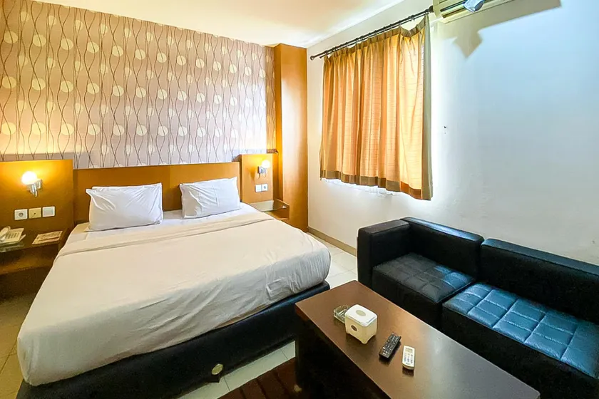 Urbanview Hotel Cosmo Jambi - Image 1
