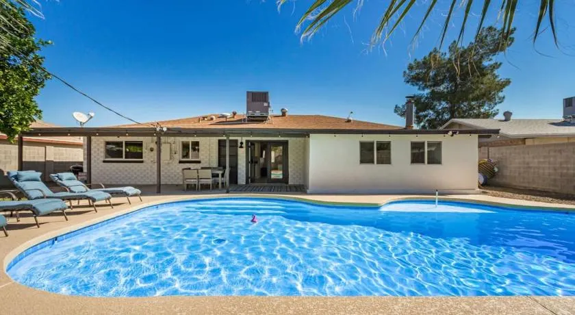 4 Brdm 6 Beds Pool PetsOK Fenced Yard - Image 1