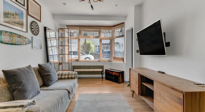 2BR Garden Home Free Parking for 7 Guests Easy Access to London & Heathrow - Image 1