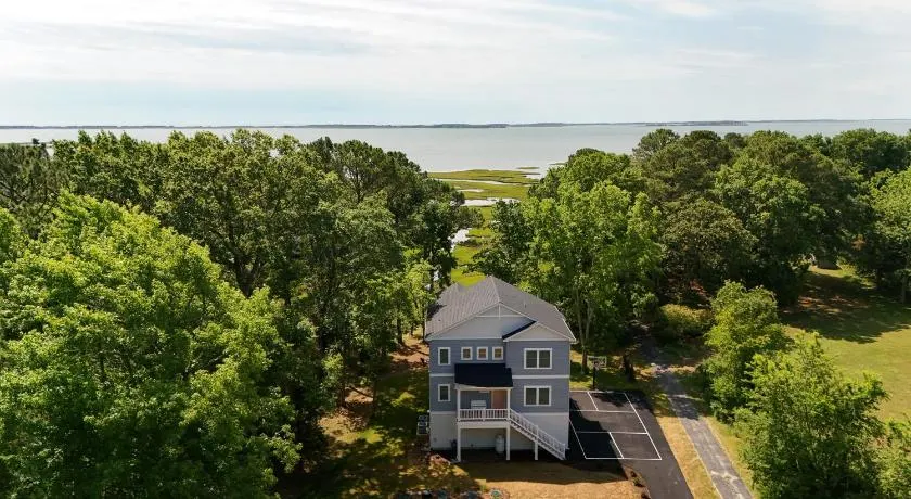 Assateague Holiday House 4BR luxury home with Assateague views and only 5 min drive to the island! - Image 1
