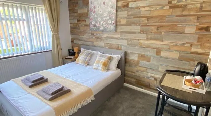 Gatwick Deluxe En-suite Rooms - Image 1