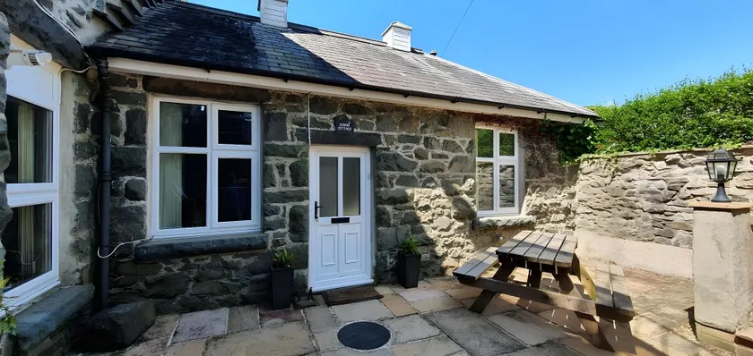 Cosy Spring Cottage at Pen Y Coed Hall - Image 1
