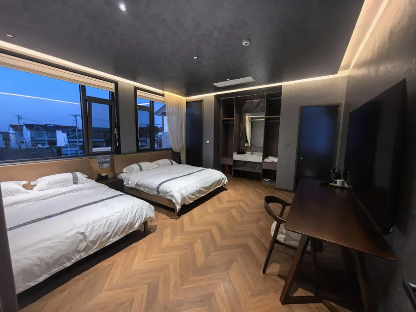 Weishan Lake Lotus Pavilion Homestay - Image 1