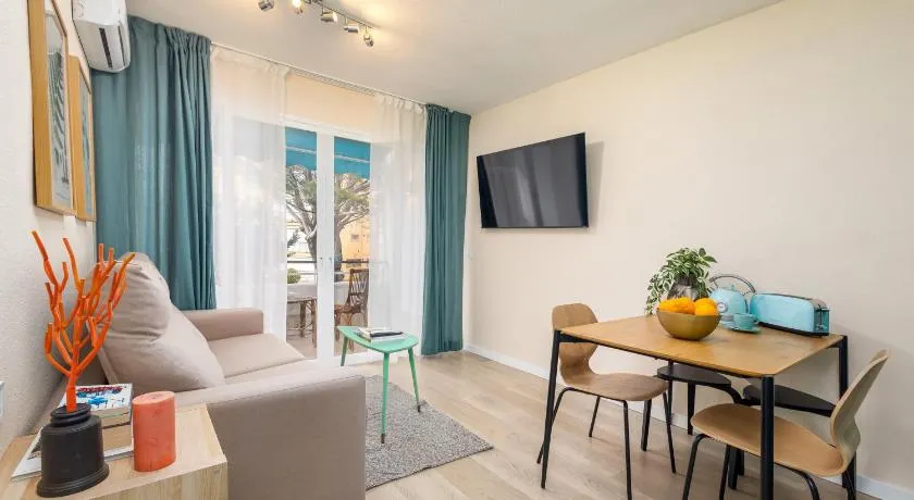 Beachfront Tiffany Design Apartment - Image 1