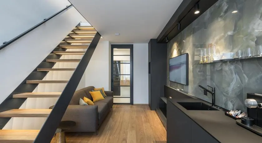 Fully renovated stylish duplex in a convenient location - Image 1