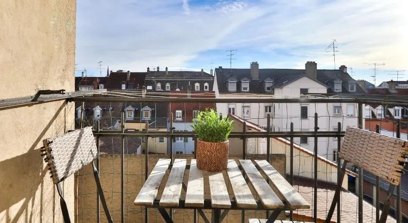Lovely quiet 2 rooms close to center with balcony - Image 1